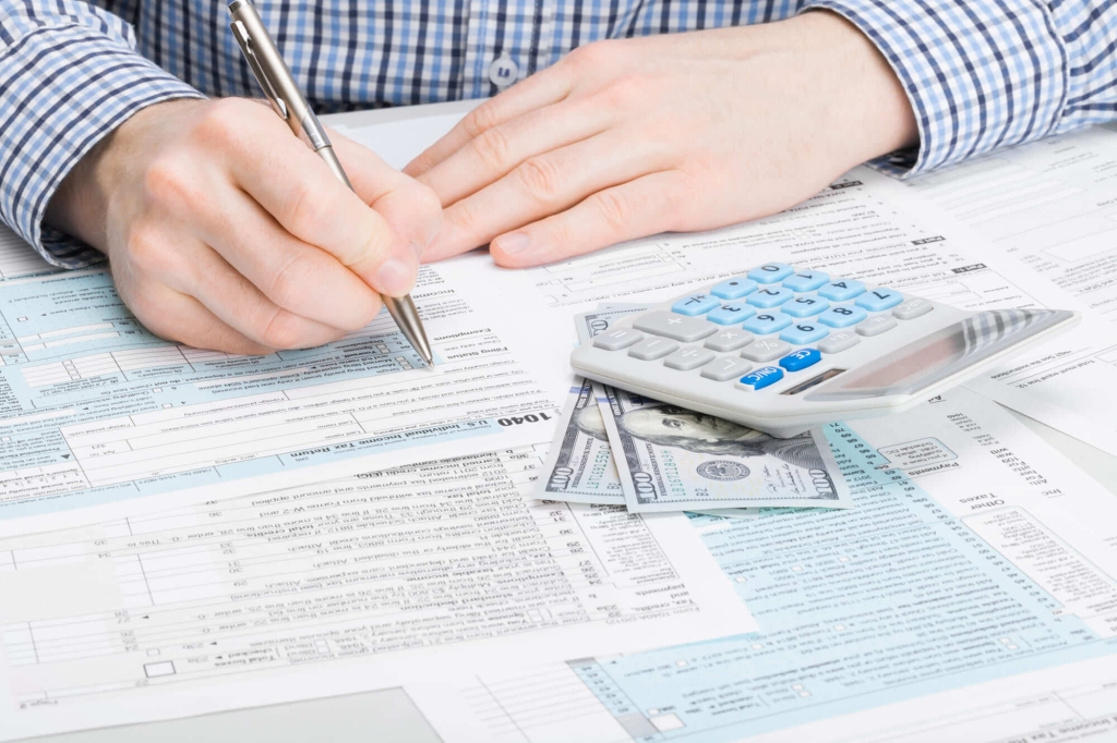 imagen de un hombre calculando los impuestos de su vivienda