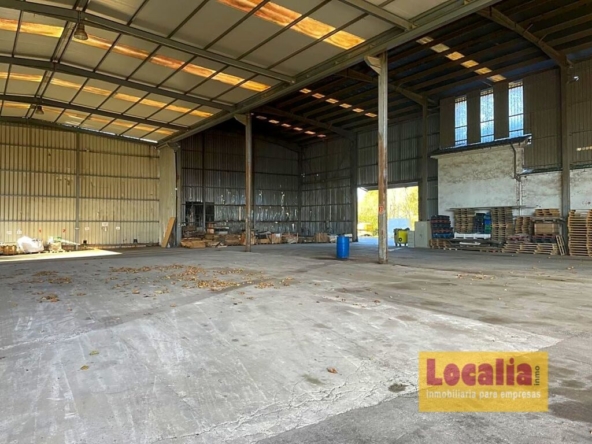 Imagen 1 de Nave Industrial de 2500m2 situada en Hoznayo