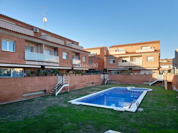 Imagen 1 de LUJOSA CASA PAREADA CON PISCINA EN TORREFARRERA