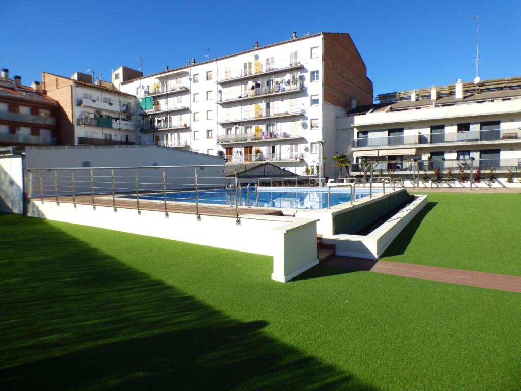 Imagen 2 de PLANTA BAJA CON TERRAZA PROPIA Y PISCINA EN VENTA EN MANRESA