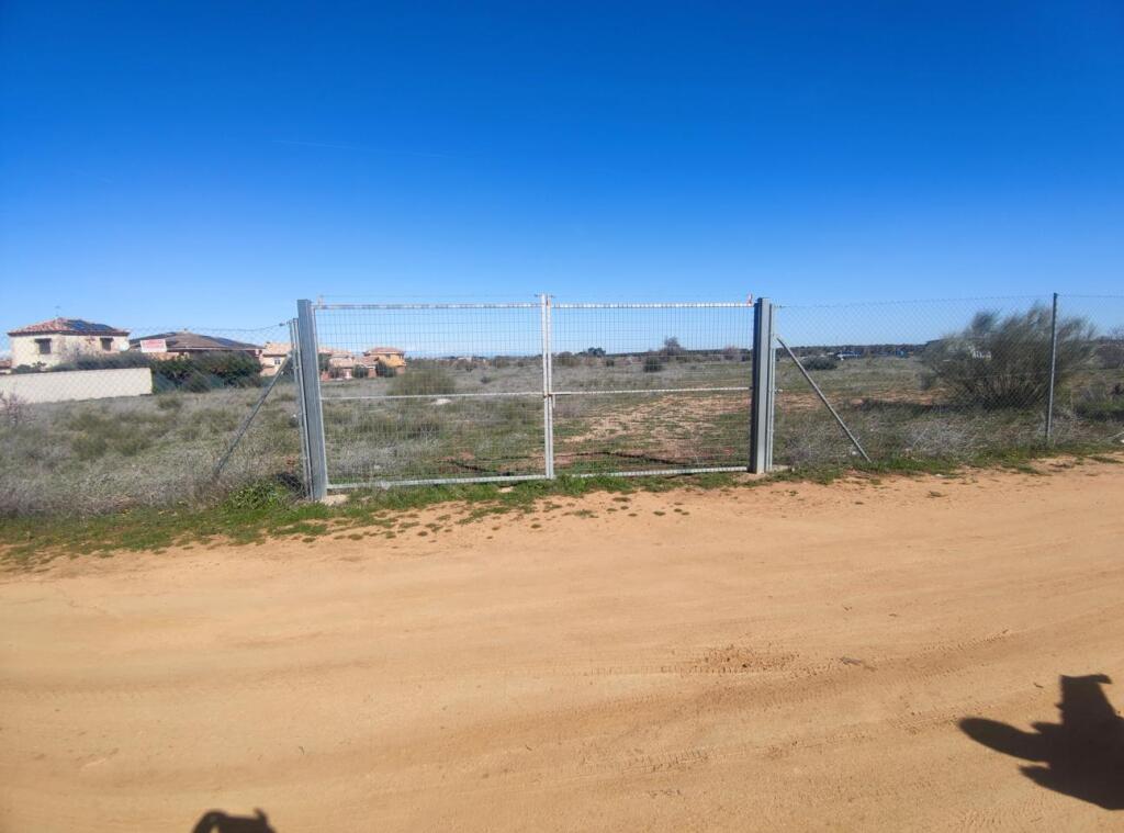 Imagen 2 de PARCELA VALLADA EN LA MEJOR ZONA DE BURGUILLOS