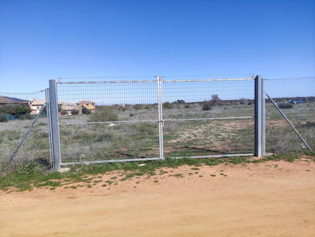 Imagen 1 de PARCELA VALLADA EN LA MEJOR ZONA DE BURGUILLOS