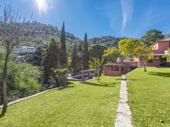 Imagen 1 de Casa de campo-Masía en Venta en Benahavis Málaga