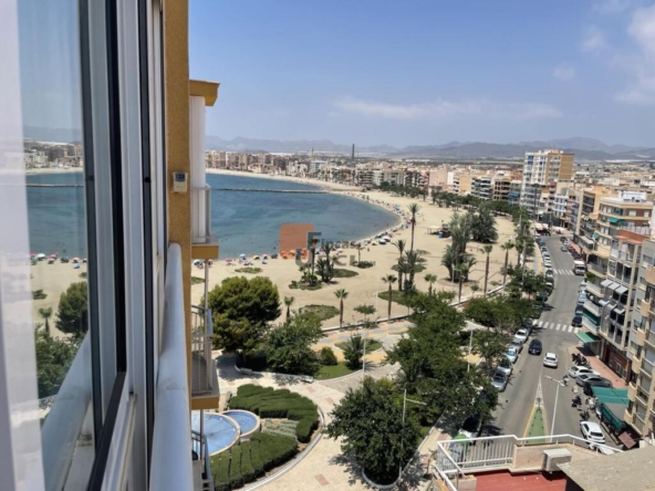 Imagen 1 de Fantástica vivienda en 1ª línea de Playa de Poniente "La Colonia" con vistas al mar