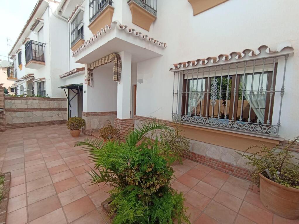 Imagen 1 de CASA ADOSADA EN PUEBLO LOPEZ-CENTRO FUENGIROLA