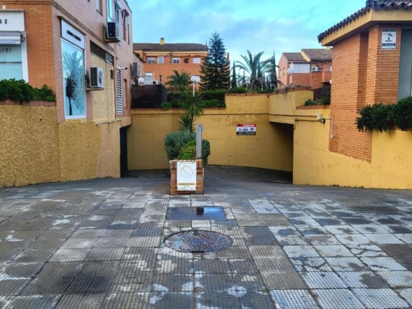 Imagen 1 de 2 amplias plazas de garaje doble en urbanización Jardines de Santa Eufemia!!!