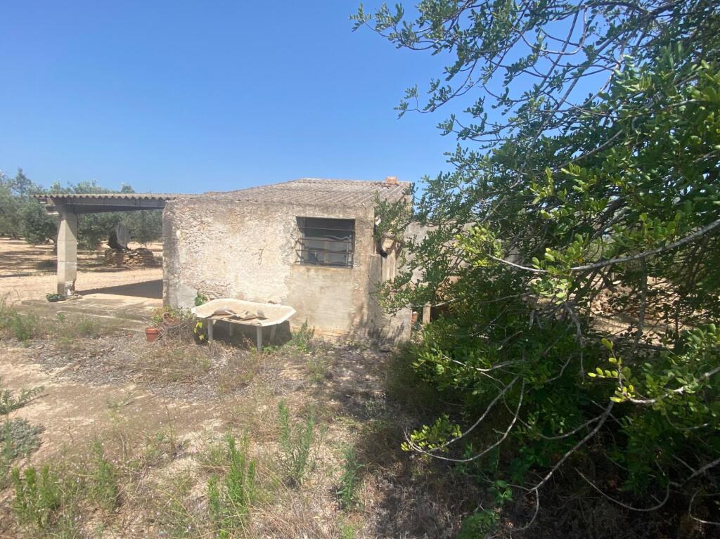 Imagen 2 de Casa de piedra de 60 m2 con balsa en terreno de casi 3 ha