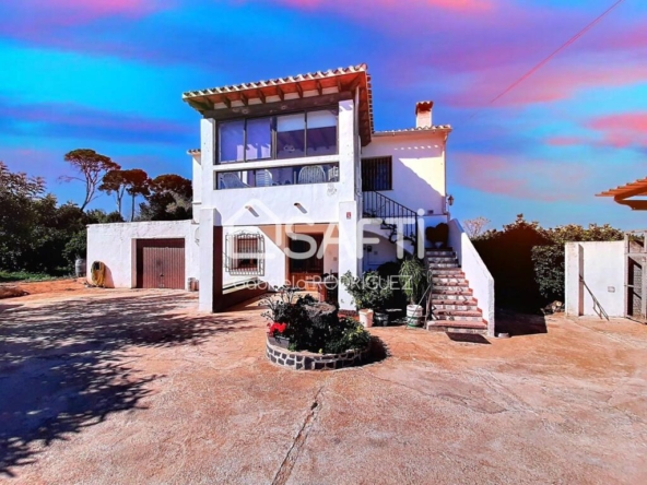 Imagen 1 de Magnífico chalet independiente con terreno de casi 8.000 m2 ubicado en Denia.