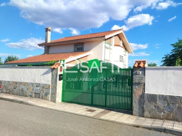 Imagen 1 de Residencia de tres plantas con piscina