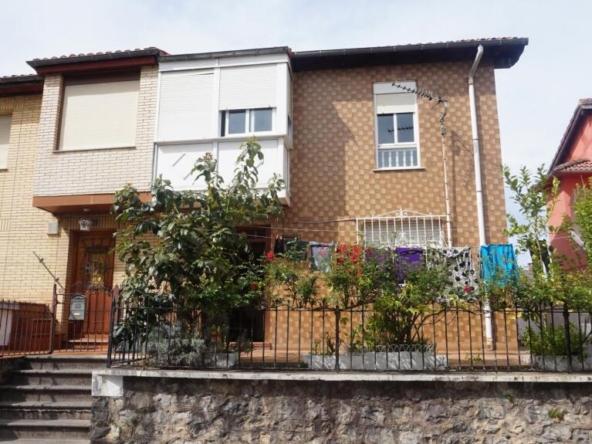 Imagen 1 de CASA CON JARDIN Y PATIO A ESCASOS MINUTOS EL CENTRO DE TORRELAVEGA