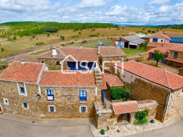 Imagen 1 de ESPECTACULAR CASA MARAGATA DE 500 METROS CONSTRUIDOS EN UN ESTADO IMPECABLE. HABILITADA COMO HOTEL - RESTAURANTE