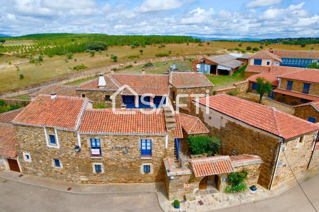 Imagen 1 de ESPECTACULAR CASA MARAGATA DE 500 METROS CONSTRUIDOS EN UN ESTADO IMPECABLE. HABILITADA COMO HOTEL - RESTAURANTE