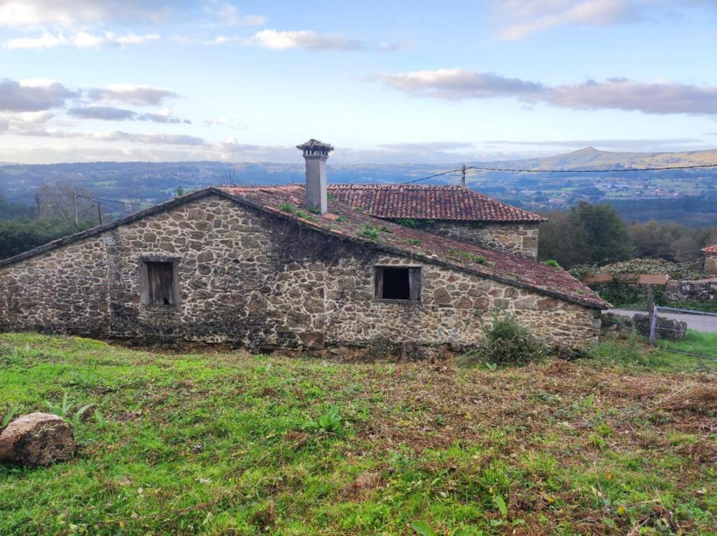 Imagen 2 de !ESPECTACULAR ARBOLEDA DE 7.000 METROS CUADRADOS CON BONITA CASA DE PIEDRA PARA RESTAURAR !