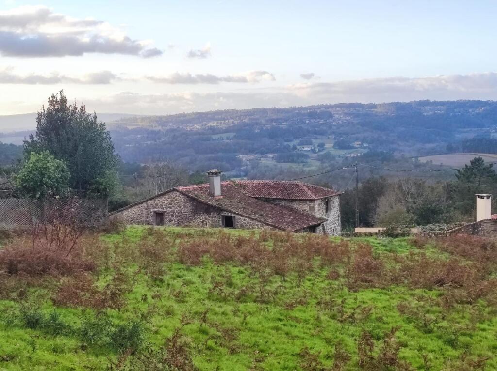 Imagen 1 de !ESPECTACULAR ARBOLEDA DE 7.000 METROS CUADRADOS CON BONITA CASA DE PIEDRA PARA RESTAURAR !