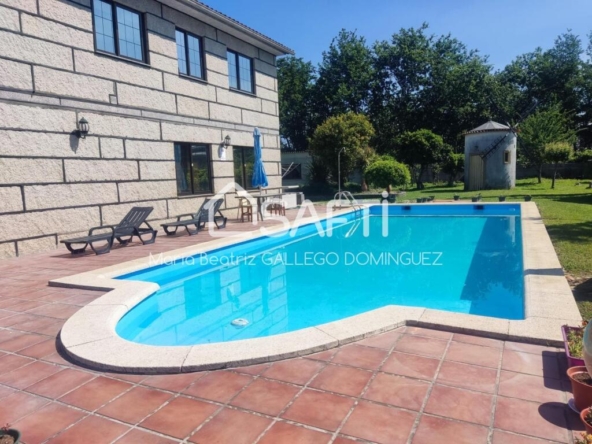 Imagen 1 de SE VENDE CON FINCA Y PISCINA EN RIBADELOURO - TUY