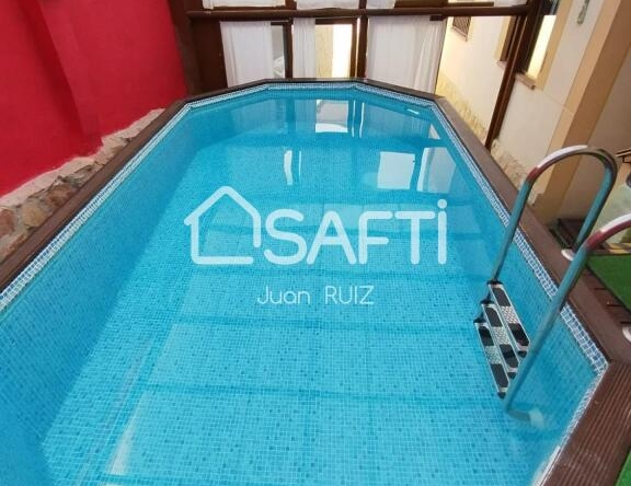 Imagen 1 de Casa con patio y piscina cubierta: ¡Vive o invierte en tu futuro!