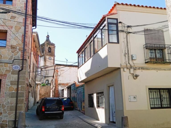 Imagen 1 de Casa de dos plantas con terraza acristalada en el centro de Lagartera.