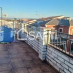 Casa con garaje, terraza y totalmente amueblada. por 105000€