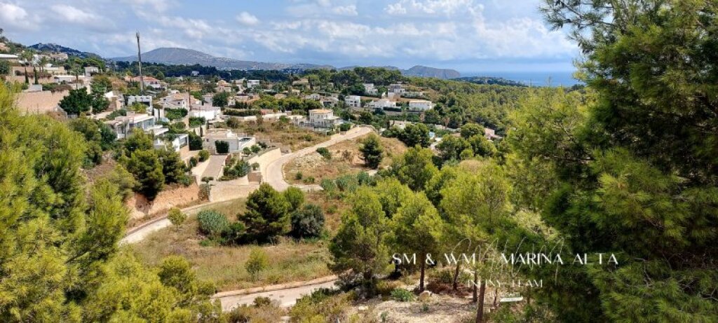 Imagen 2 de ATRACTIVO SOLAR URBANO de 1350m2 en urbanización de lujo entre Calpe y Moraira