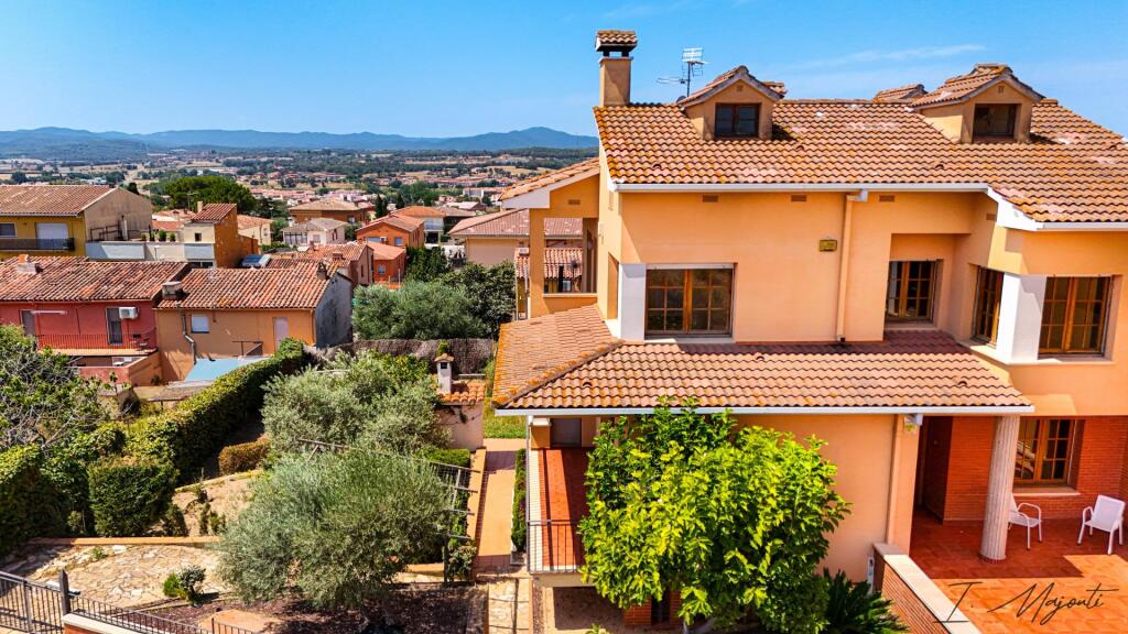 Imagen 1 de Tu nuevo hogar en La Bisbal d’Empordà con Vistas Panorámicas