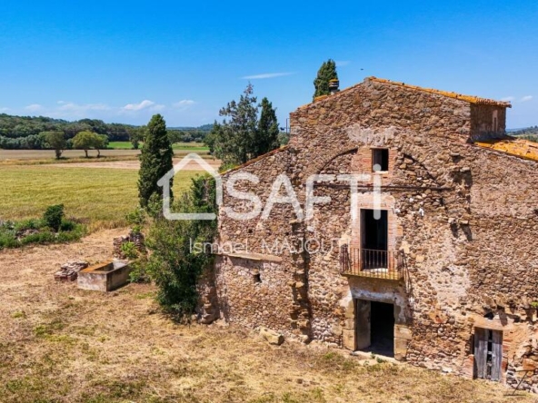 Imagen 1 de Imponente Masía Catalana para Reformar con Terreno y Vistas en Venta en Casavells