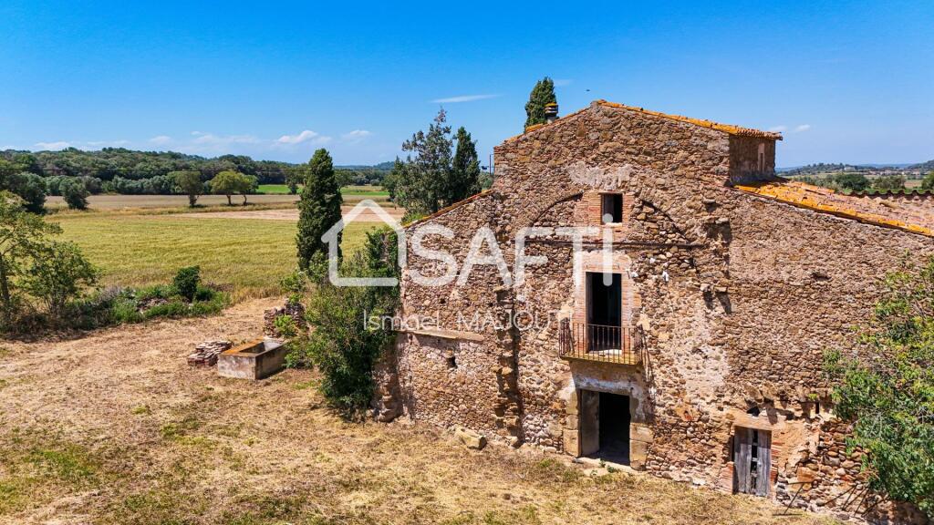 Imagen 1 de Imponente Masía Catalana para Reformar con Terreno y Vistas en Venta en Casavells