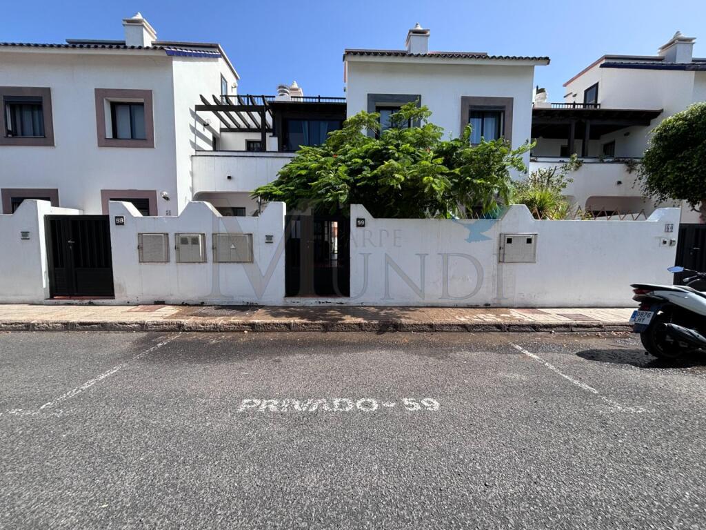 Imagen 2 de Chalet adosado en venta en Corralejo en urbanización Marina Village