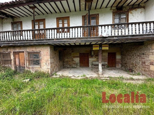 Imagen 1 de Casa de piedra de dos niveles con jardín.