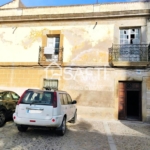 Finca entre casa y palacete de 2000m2 con terreno y vivienda para rehabilitar de 240m2 en dos plantas. En el centro de Alcántara, idónea para Hotel, Residencia o Mansión, con vistas al pantano de Alcántara, se ve la presa desde el  patio. Infinidad d por 136000€