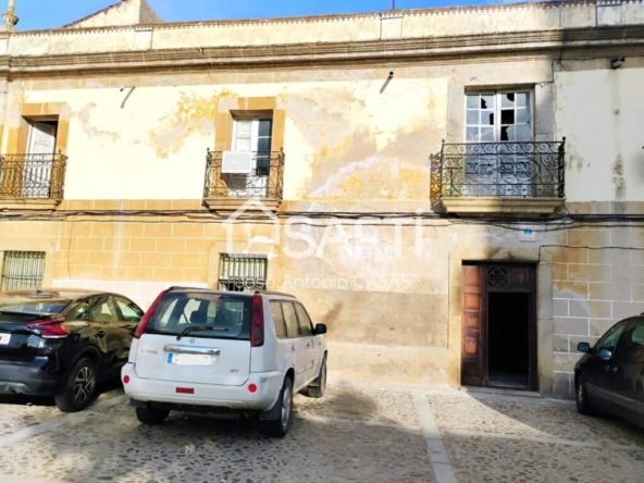 Imagen 1 de Finca entre casa y palacete de 2000m2 con terreno y vivienda para rehabilitar de 240m2 en dos plantas. En el centro de Alcántara