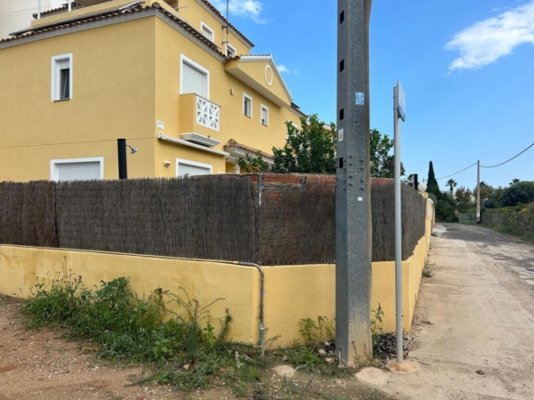 Imagen 1 de Partidas solaes Adosada en el barrio de Papa Luna con piscina privada