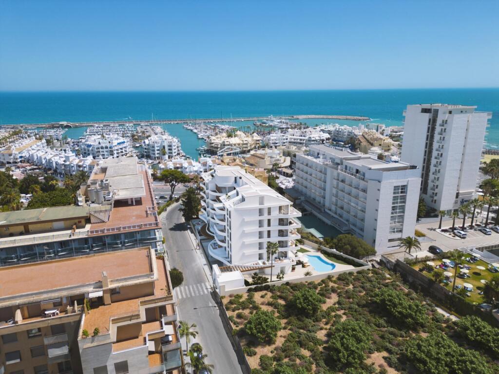 Imagen 3 de Exclusivo Apartamento 130m2 A ESTRENAR en PUERTO MARINA!!! Bajo con amplia TERRAZA privada