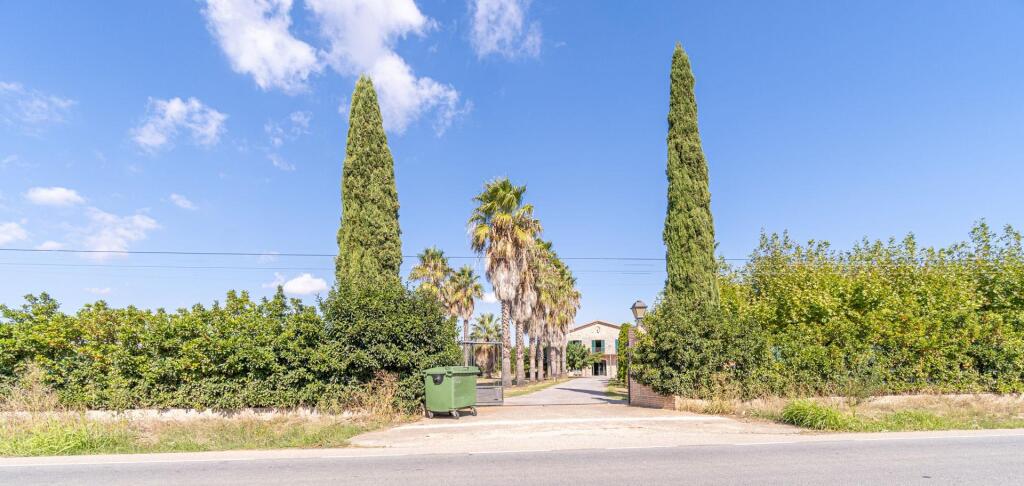 Imagen 2 de Fántástica Masia con piscina y jardín en una parcela de 3800m2 en Sant Pere Pescador. Alt empordà.