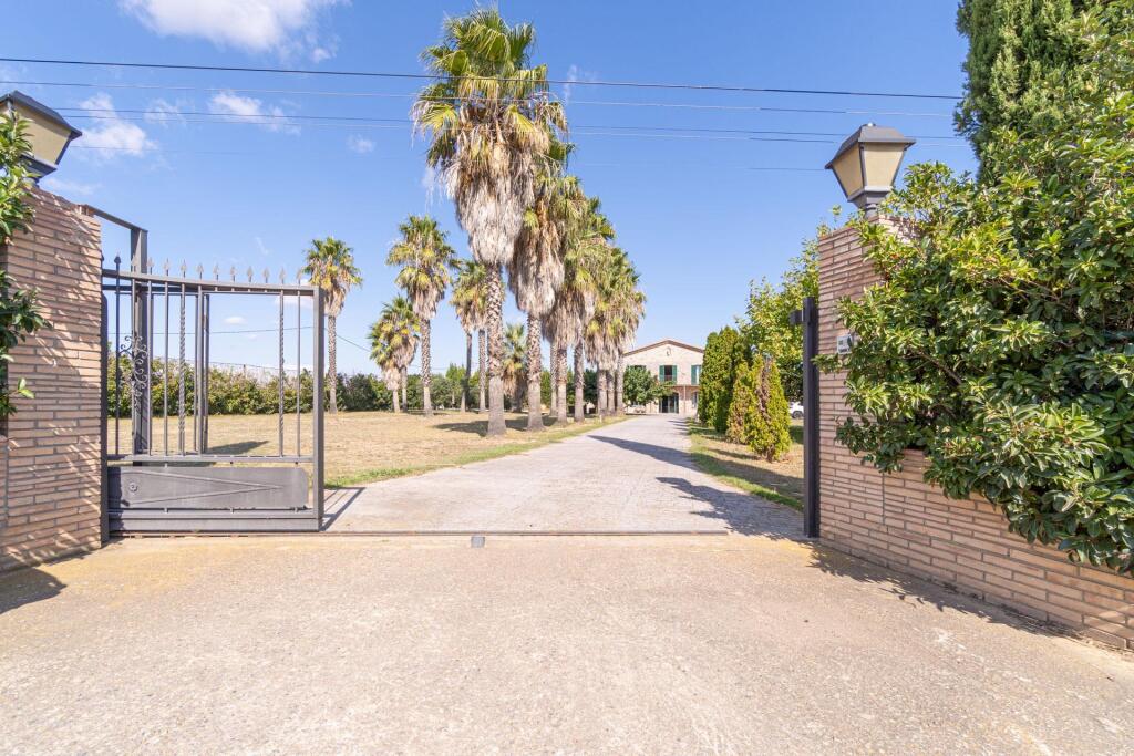 Imagen 3 de Fántástica Masia con piscina y jardín en una parcela de 3800m2 en Sant Pere Pescador. Alt empordà.