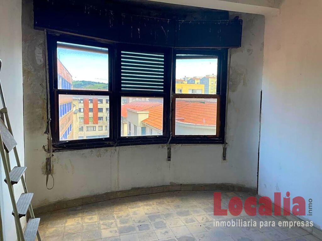 Imagen 2 de Piso a reformar de 165 m². Torrelavega . Cantabria