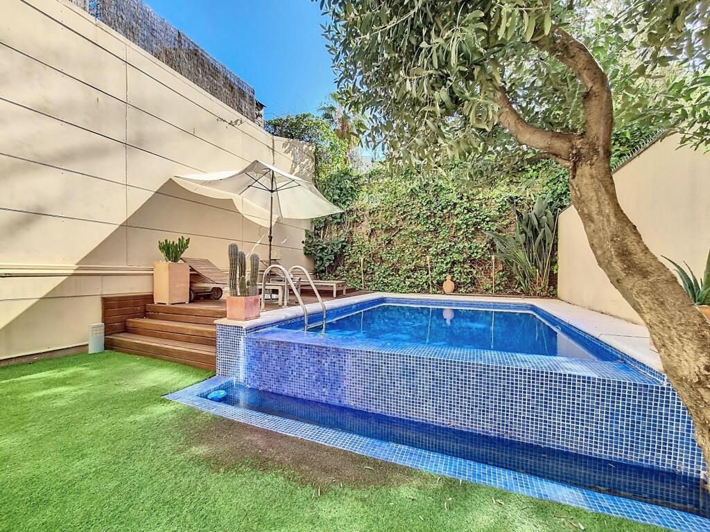 con jardín de 80m2 y piscina privada. Un oasis en la ciudad.