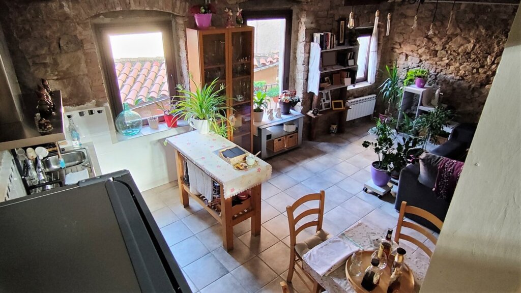 Imagen 1 de CASA DE TRES PLANTAS UNICA EN SU ESTILO EN VENTA EN EL CENTRO DE SANTPEDOR.