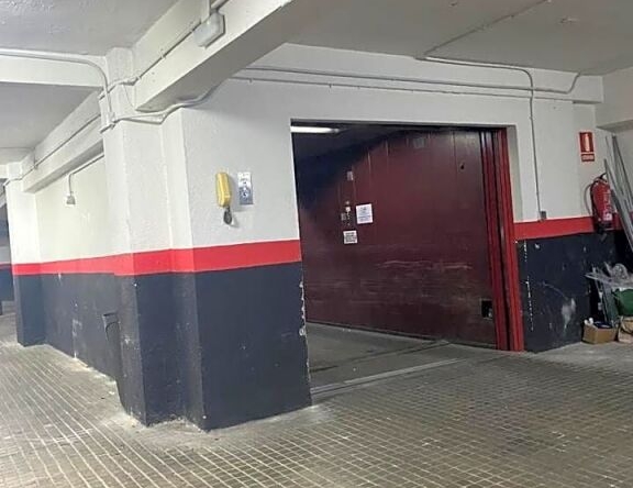 Imagen 1 de ¡ATENCIÓN INVERSORES! EN VENTA DOS PLAZAS DE GARAGE EN CALLE AYALA (MADRID)