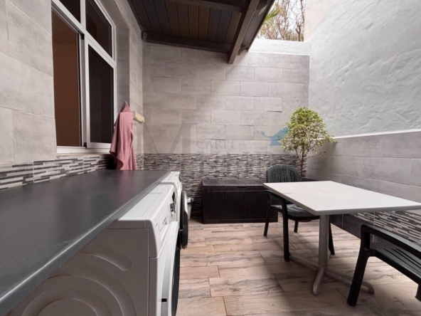 Imagen 1 de Se vende Funcional vivienda en Antigua con terraza interior y baño amplio