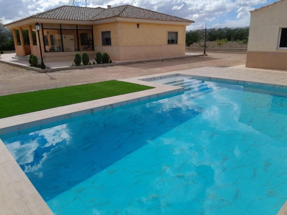 Imagen 1 de MARAVILLOSO CHALET A 2 KM  CON PISCINA EN YECLA