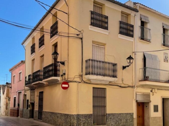 Imagen 1 de IMPRESIONANTE CASA EN EL CENTRO DE CANALS