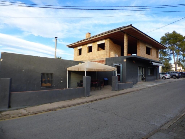 Imagen 1 de CASA EN CONSTRUCCIÓN CON LOCAL COMERCIAL ALQUILADO EN FUNCIONAMIENTO  EN CASTELLNOU DE BAGES