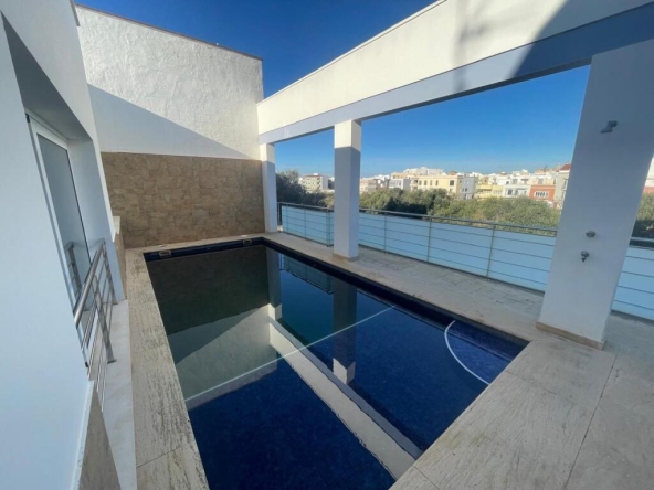 Imagen 1 de Gran casa unifamiliar con piscina