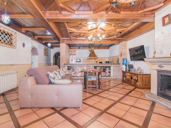 Imagen 1 de Chalet de Lujo con Encanto Andaluz en Alfacar. ¡Dos viviendas en una! Ideal para familias numerosas