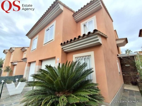 Imagen 1 de Chalet adosado con piscina comunitaria en la urbanización La Llosa de Cambrils