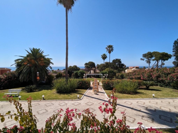 Imagen 1 de Casa Magnífica con Vista al Mar en Estepona