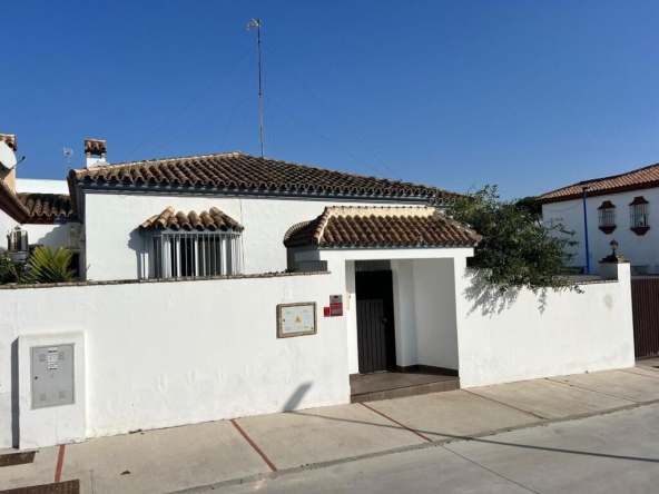 Imagen 1 de Tu hogar soñado te espera en Chiclana un chalet urbano lleno de confort y estilo