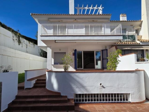 Imagen 1 de Exclusivo Chalet Adosado en Esquina con Vistas al Mar en Mijas