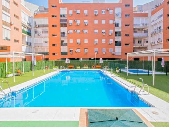 Imagen 1 de Magnífico piso con PLAZA DE GARAJE y PISCINA COMUNITARIA!!