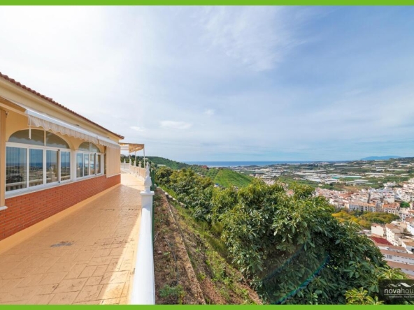 Imagen 1 de Chalet espacioso y luminoso con terreno de 3750m en Algarrobo